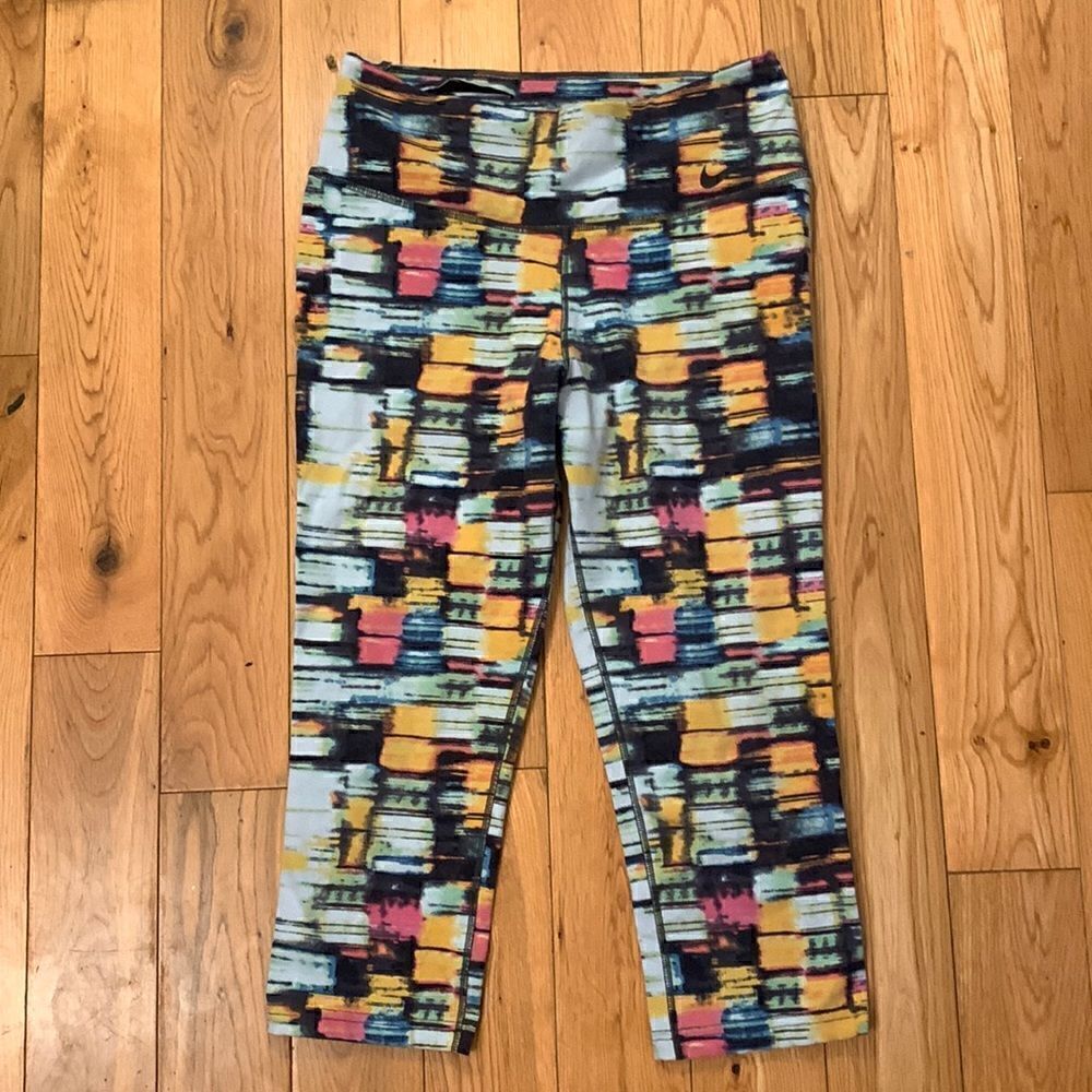 Nike GUC black multicolored cropped leggings Size medium